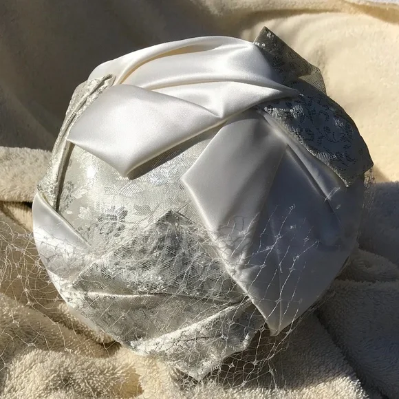 Accessories | Vintage White Satin And Brocade Pillbox  display picture 1